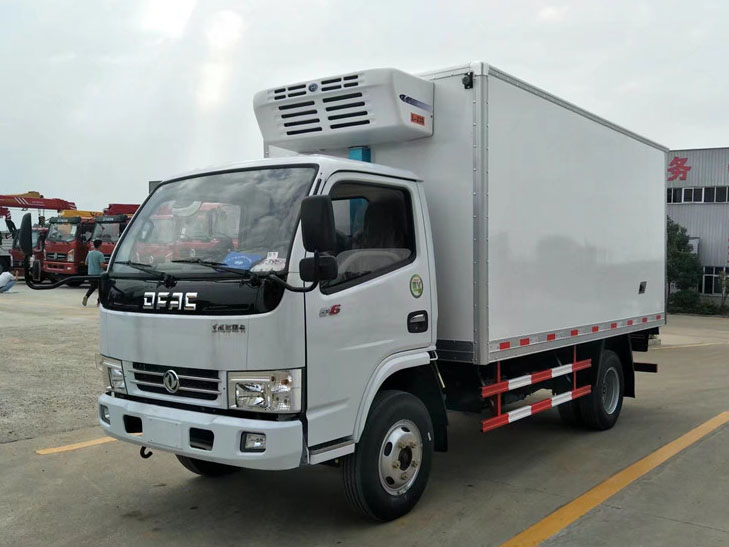 東風大(dà)多利卡5.2米冷藏車(chē)