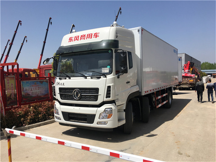 東風天龍小(xiǎo)三軸 6.8米冷藏車(chē)