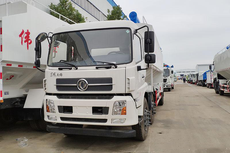 東風天錦小(xiǎo)三軸散裝飼料運輸車(chē)