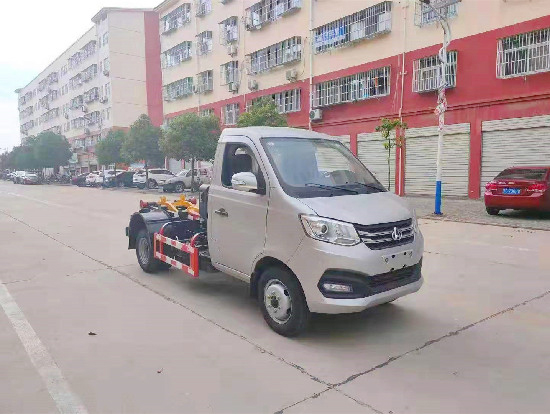 長安國六汽油鈎臂（車(chē)廂可卸）式垃圾車(chē)（後雙輪）